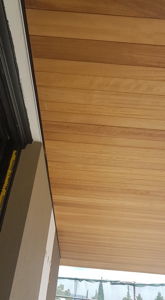 Επένδυση οροφής με Deck iroko στη Φιλοθέη