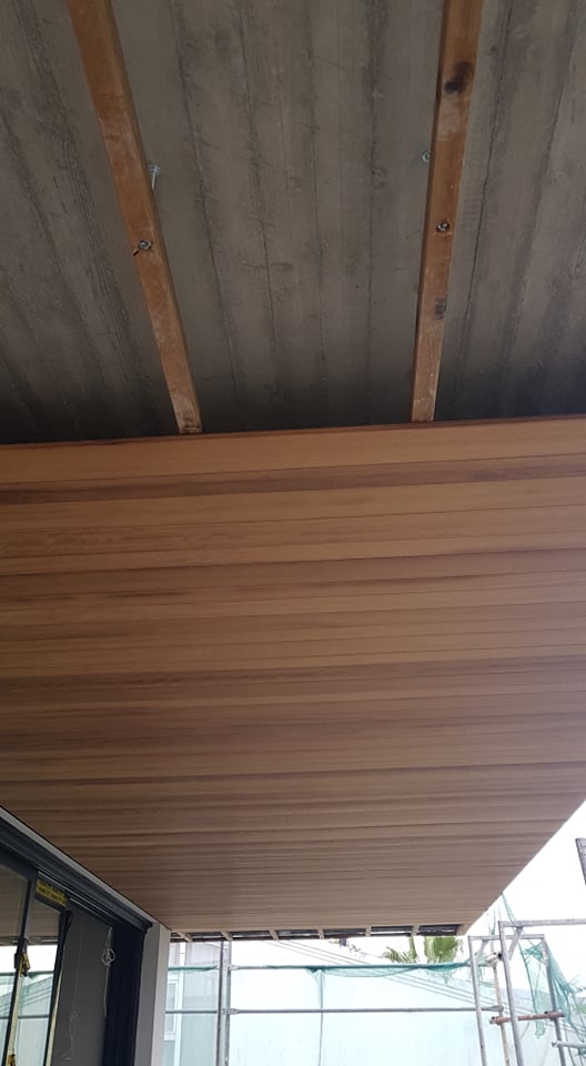 Επένδυση οροφής με Deck iroko στη Φιλοθέη