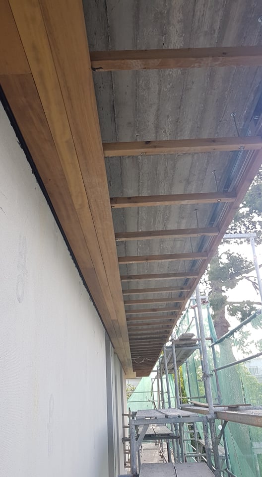 Επένδυση οροφής με Deck iroko στη Φιλοθέη